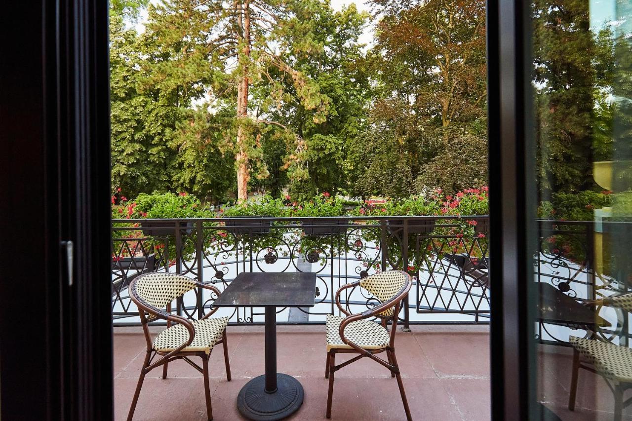 A Hoteli - Hotel Park Vrnjačka Banja Exterior foto A balcony in Paris